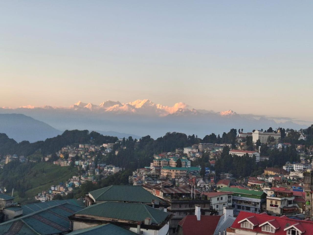 Monratino Himadrie -2 Mins Walk From Mall Road - All Rooms Have Kanchenjunga Mountain View Дарджилінг Екстер'єр фото