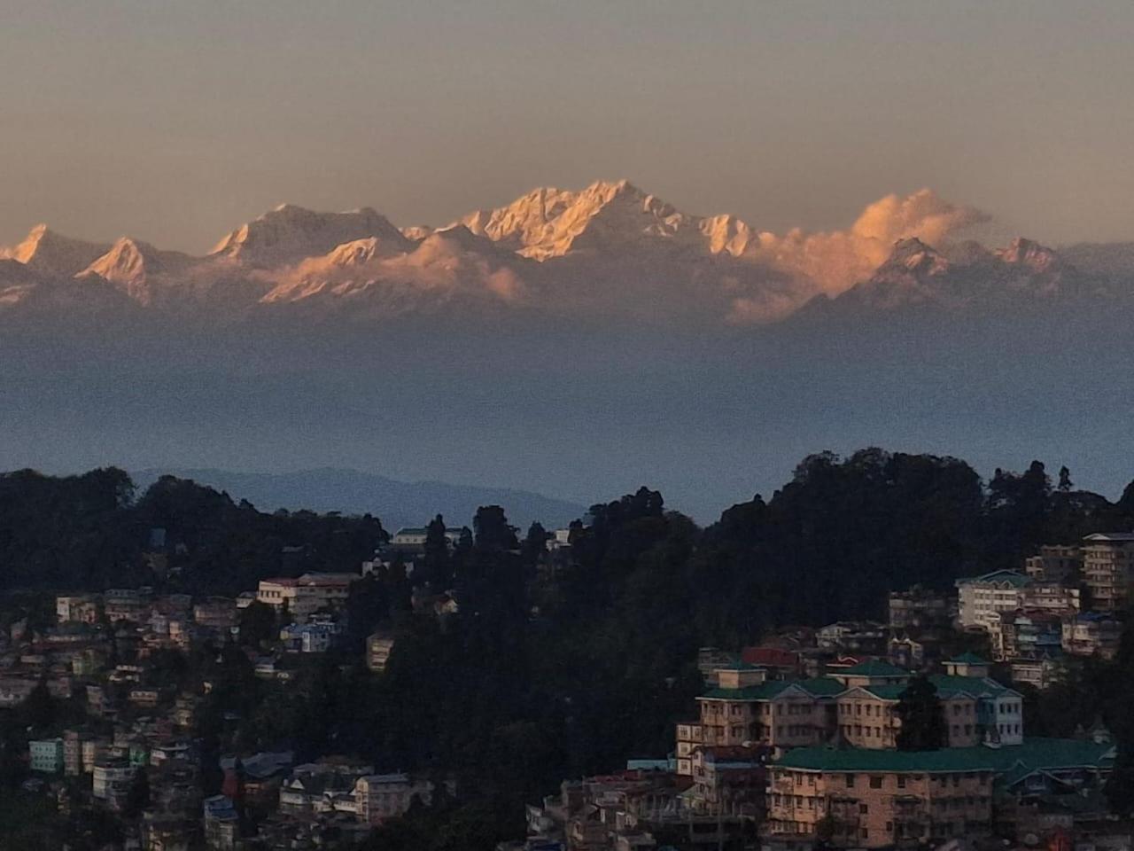 Monratino Himadrie -2 Mins Walk From Mall Road - All Rooms Have Kanchenjunga Mountain View Дарджилінг Екстер'єр фото